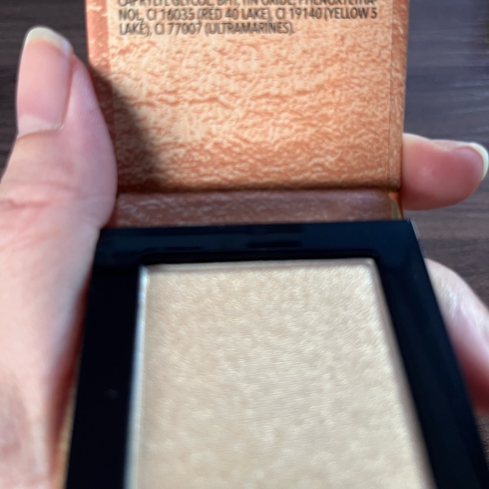 5 for $20 travel size highlighter in gold - Essence